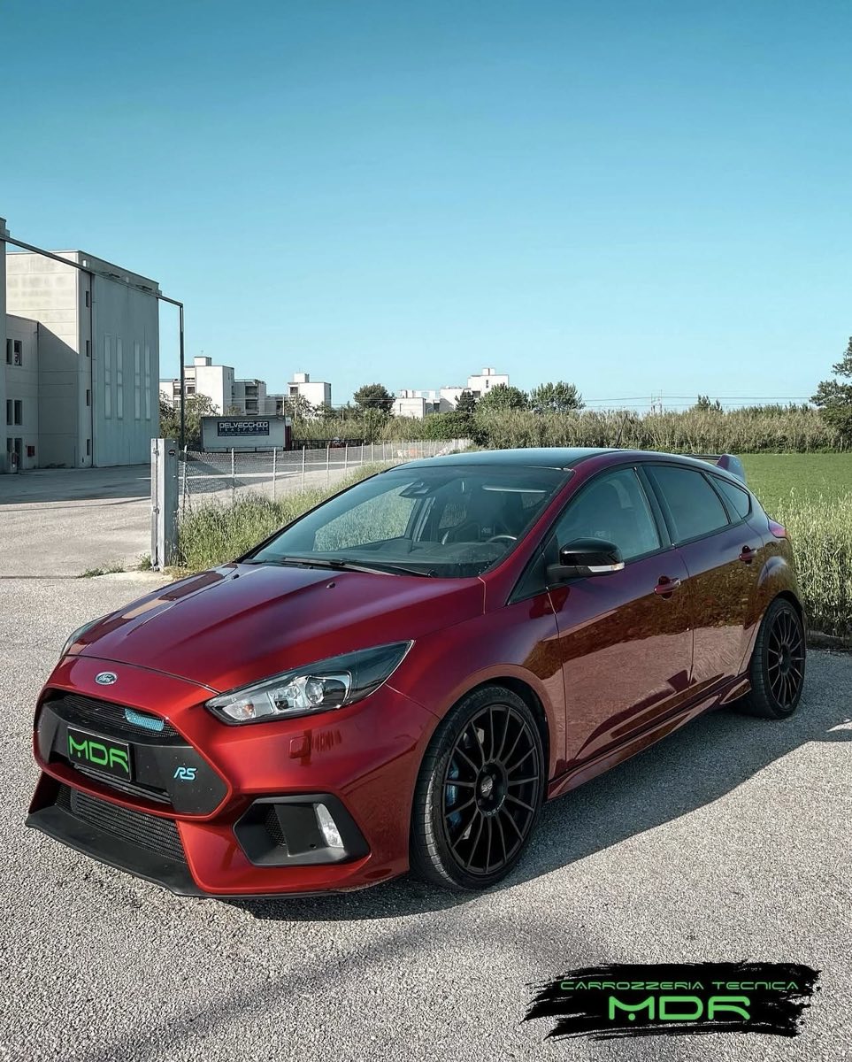 Ford Focus RS rossa verniciata da MDR Carrozzeria Tecnica a Fano