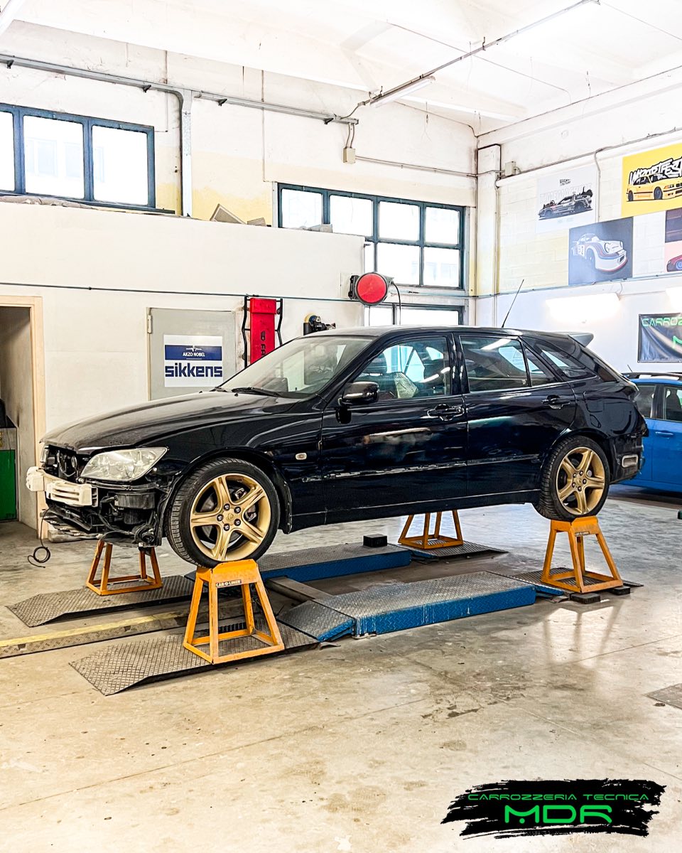 Station wagon nera con frontale smontato in riparazione nell'officina MDR di Fano